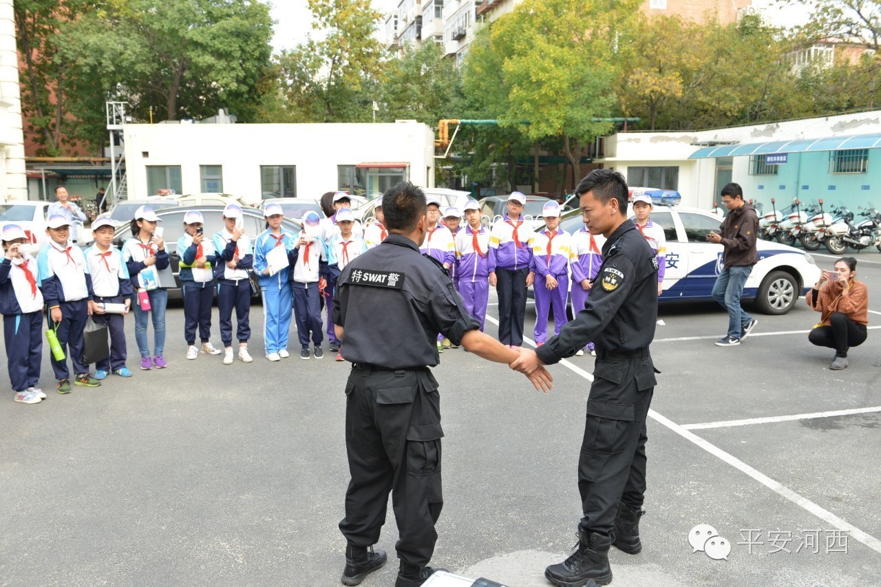 警营开放日小记者团进警营,小记者走进军营
