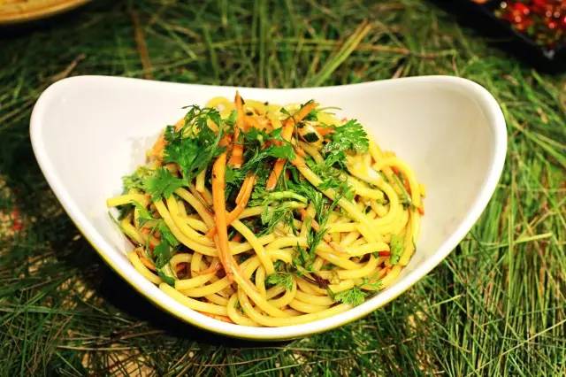 青松叶、红炭火，小院儿里有饭菜香