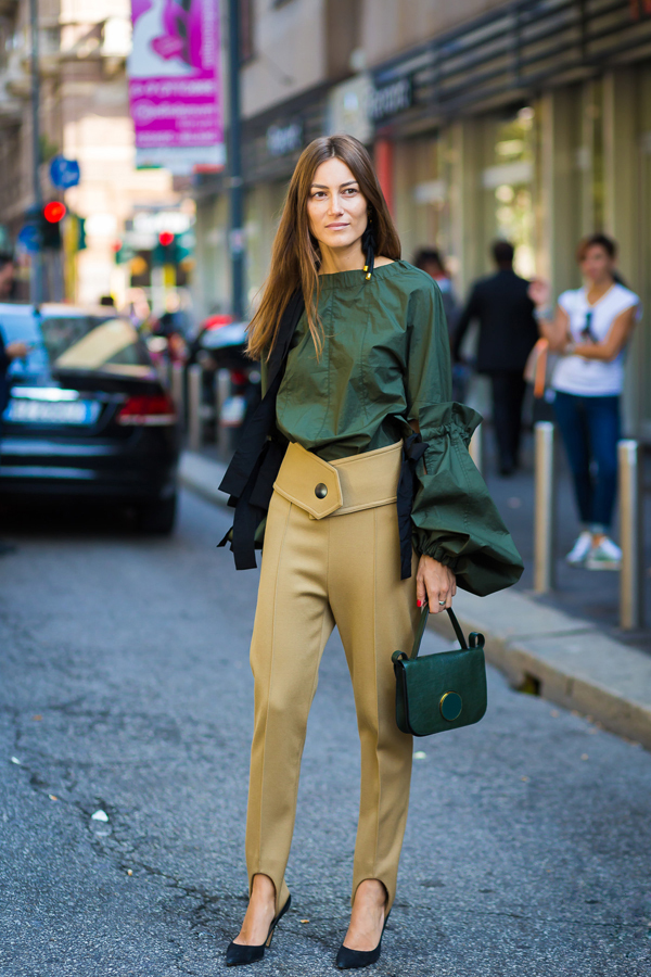 你看，那个人还在穿90年代的踩脚裤！