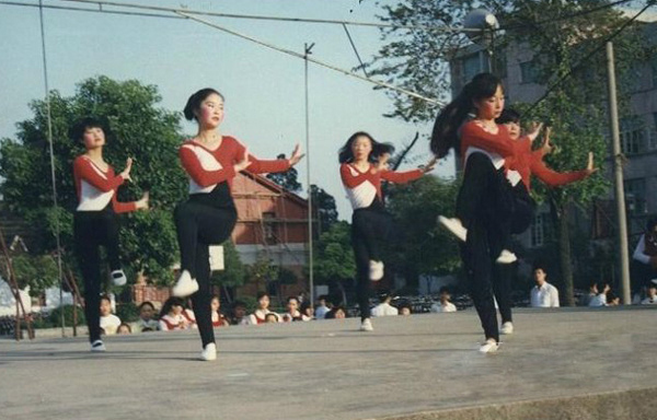 你看，那个人还在穿90年代的踩脚裤！