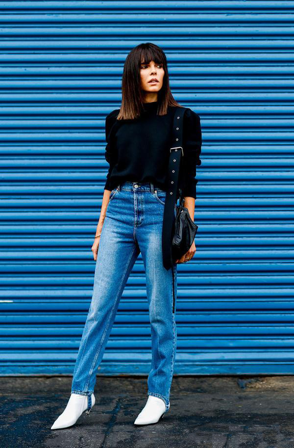 你看，那个人还在穿90年代的踩脚裤！