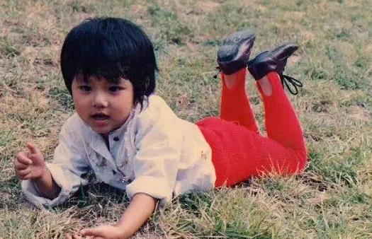 你看，那个人还在穿90年代的踩脚裤！