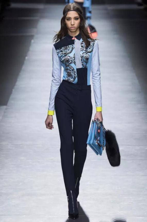 你看，那个人还在穿90年代的踩脚裤！