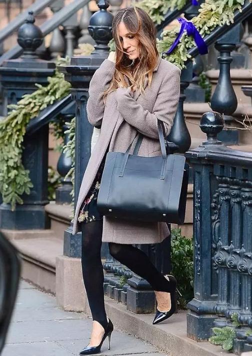 你看，那个人还在穿90年代的踩脚裤！