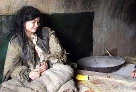 被拐来的疯女人吃了丈夫心室，被逼死后四个爷们去埋，却再没回来