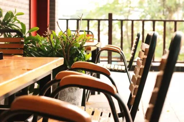 青松叶、红炭火，小院儿里有饭菜香