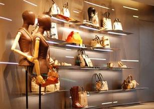 工作关系常年出差，朋友给我发财商机，我拒绝后她翻脸