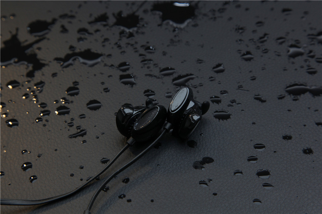 有线耳机唯一的好处是不怕没电,磁吸式耳机更换电池