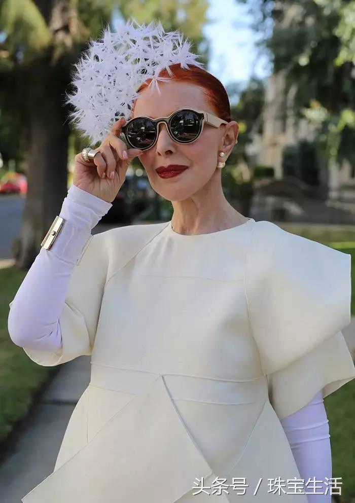 请不要用玻尿酸陪伴你年老的岁月，要用就用珠宝！