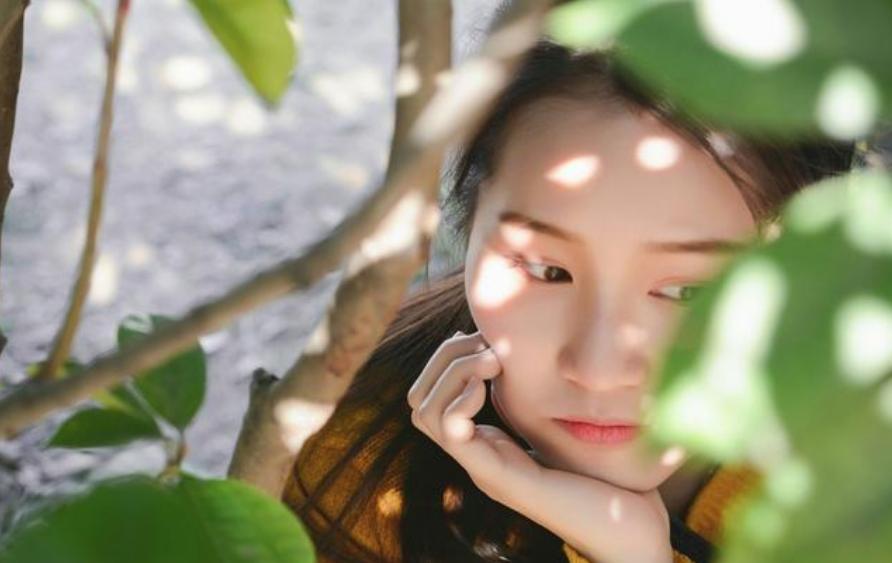 小说：少年因为她跟人打架被赶出家，她给他送吃的：别怕，姐罩你