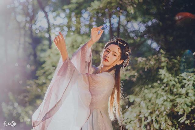 小说：她买衣服，被店员嘲笑穷人，总裁：她是夫人，你被开除了