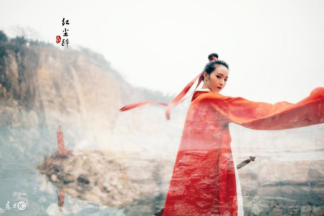 她穿越进一本古书里成了丞相嫡女,她穿越到一本书里成了丞相嫡女