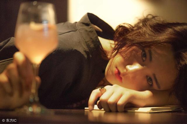 故事：他的鱼被退货，合作也被终止了，失落的他意外发现红鱼