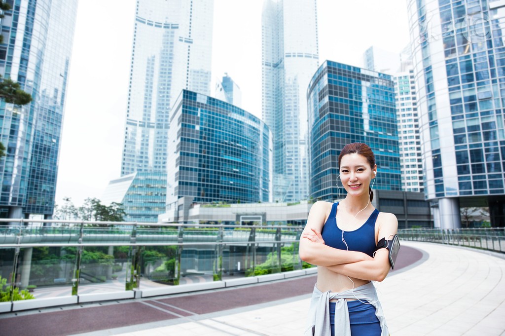 小说：返乡途中遇见休假的凌诗雅和她的表妹，两人相邀聚餐