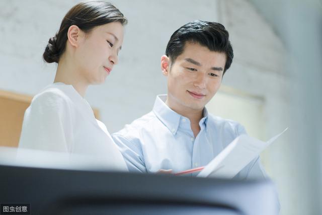 小说：富豪夫人签了婚前财产协议，为买打折奢饰品，天天讨好小伙