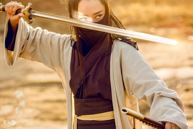 小说：混混嚣张拦路，他为护家妹实力全开，打的混混落荒而逃