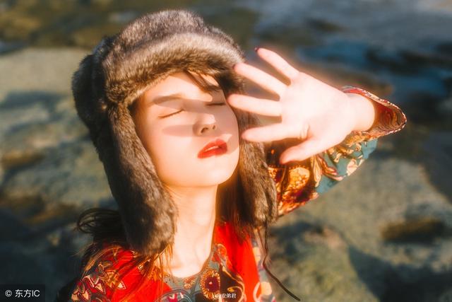 小说：她趁着他不在家的空隙，偷偷跑了出去......