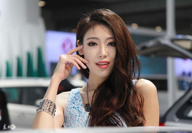 夏日里最舒服的事儿,夏天田里抓黄鳝