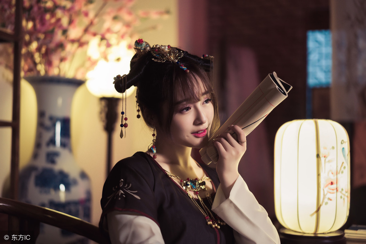 小说：被种下长恨蛊的疯批男主×好运贼差的佛系女主