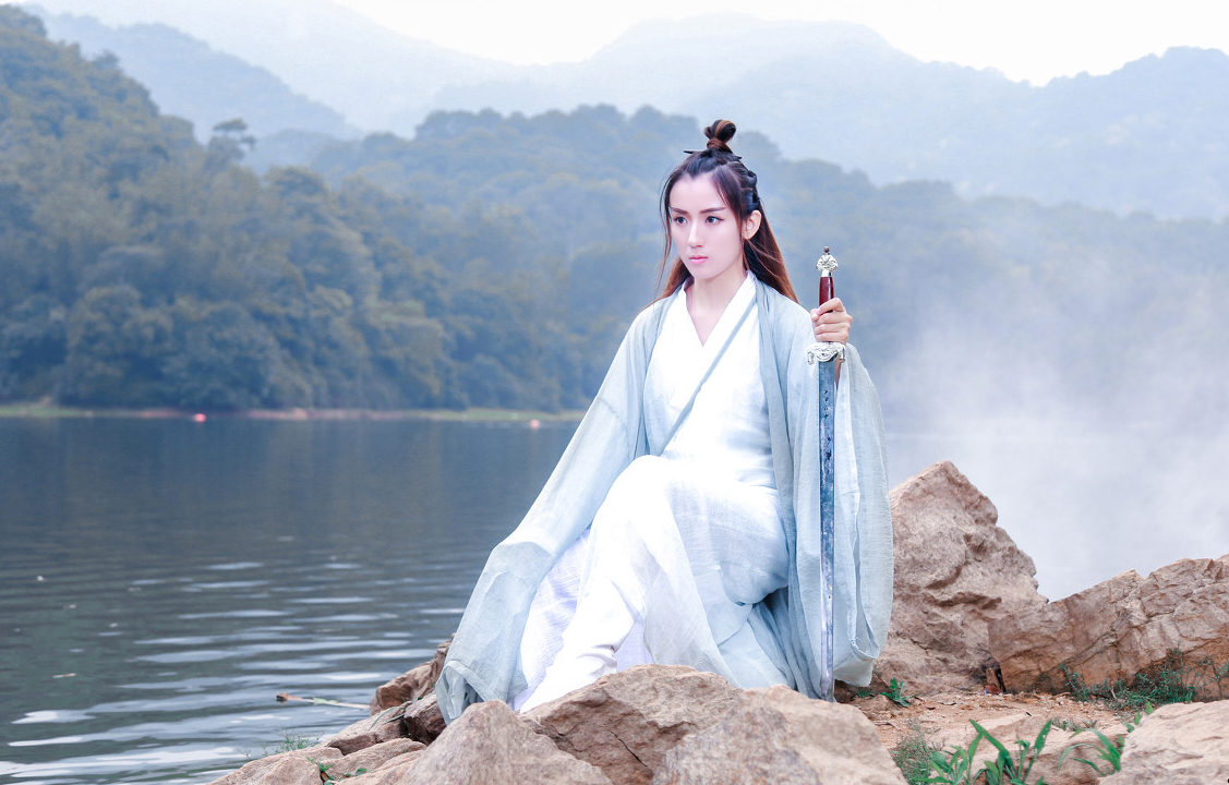 小说：废小伙被美女直勾勾盯着看，慌了：我大婚的老婆就在旁边呢