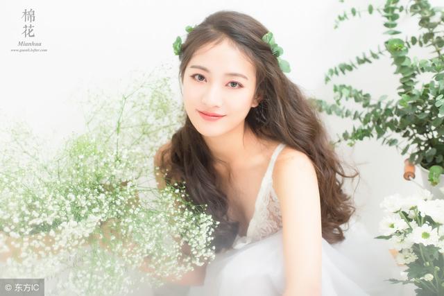 小说：继妹看到她跟别人私会，拍下证据，总裁却为维护她将其毁掉