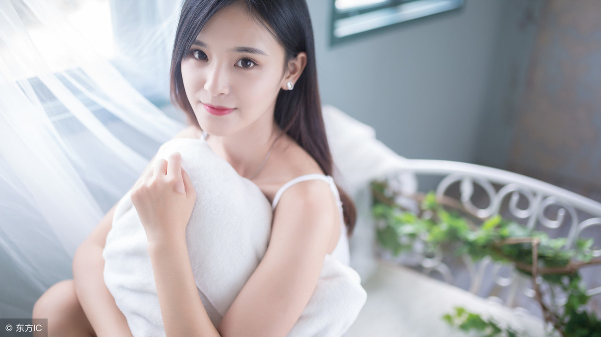 小伙发现古董店里都是假货,小伙一眼看出古董是假的