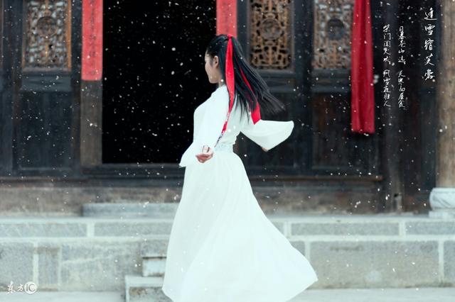 小说：她自己研究化妆品，貌美模样惹人妒，她：这才哪到哪