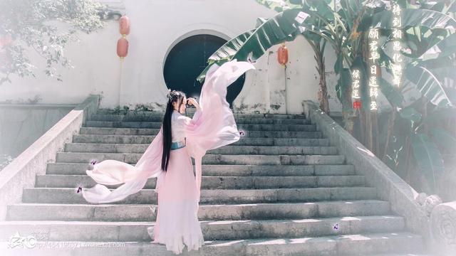 小说：穿越女*戏调**冷酷王爷，她在王爷房间打地铺，偷看王爷身材