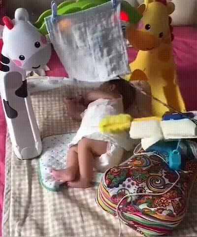 被呼噜声吓醒的小孩脱袜子,宝宝被爸爸的呼噜声吓哭后