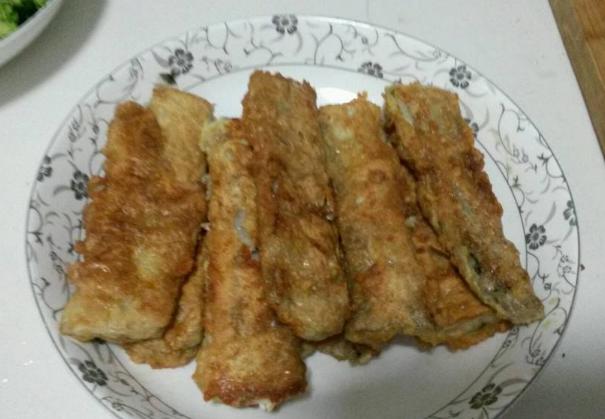 电饼铛煎带鱼不粘锅不破皮,煎带鱼段怎么做不粘锅不破皮