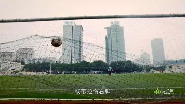 小伙展现高难度球技,男孩在众人面前展现足球技术全集