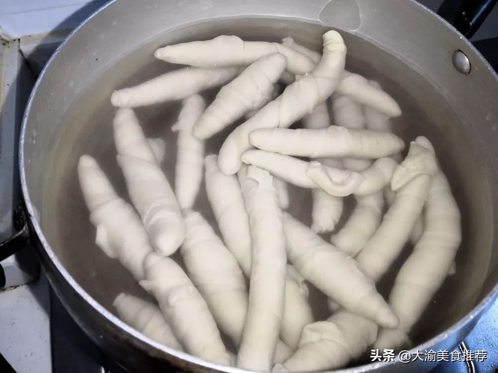 热门小吃摆摊烤面筋的做法,烤面筋也是很火爆的街边休闲小吃