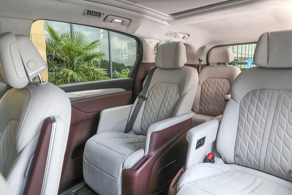 2022款别克gl8艾维亚礼贤版,别克2022款gl8艾维亚四座试驾