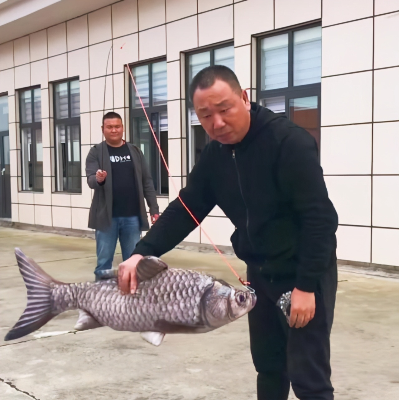 大鱼上钩后，“抱杆”和“摆杆”哪个动作靠谱？崔大师给出答案