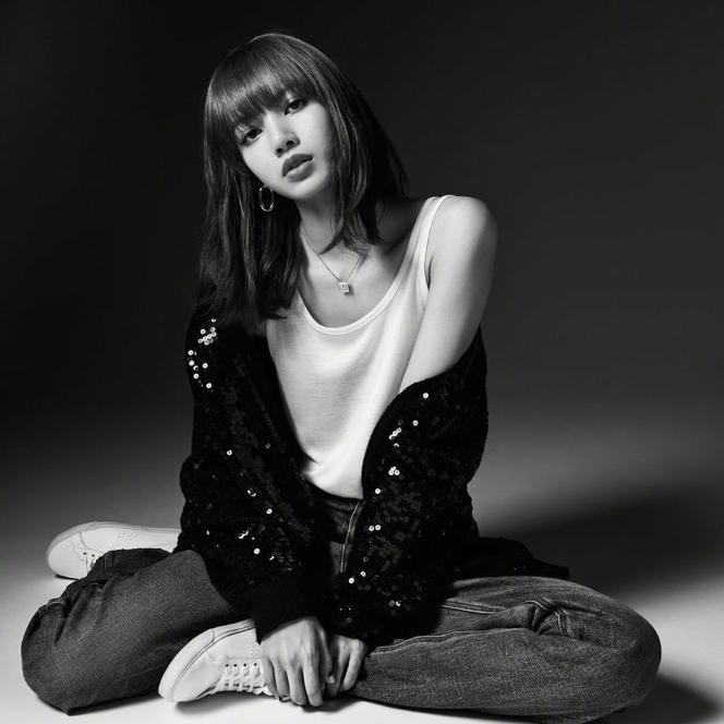 blackpinklisa人间芭比泰国,lisa登上时尚芭莎封面