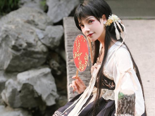 这种服装的实体店很奇怪，开在人迹罕至的大楼里，衣服还不让试穿