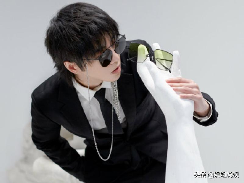有种“整容”叫华晨宇戴眼镜，本以为变化不大，谁知帅成霸道总裁