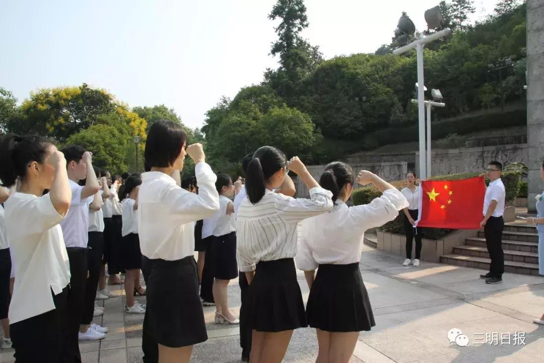 市区两级领导看望慰问广大教师,县领导看望慰问教师和教育工笔者