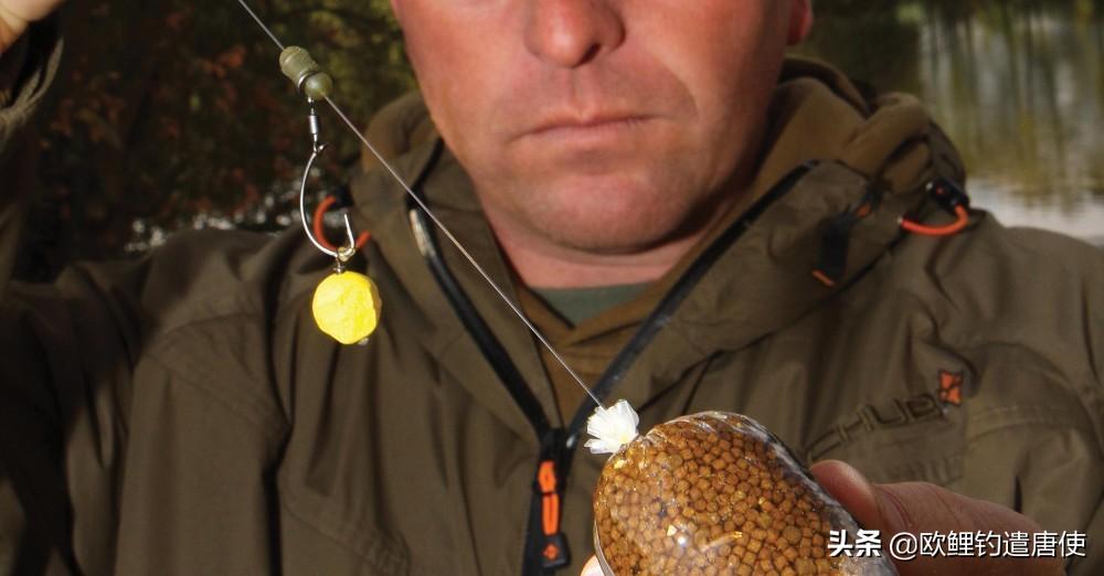 外国人钓鱼打窝技巧,老外用超大饵钓鱼