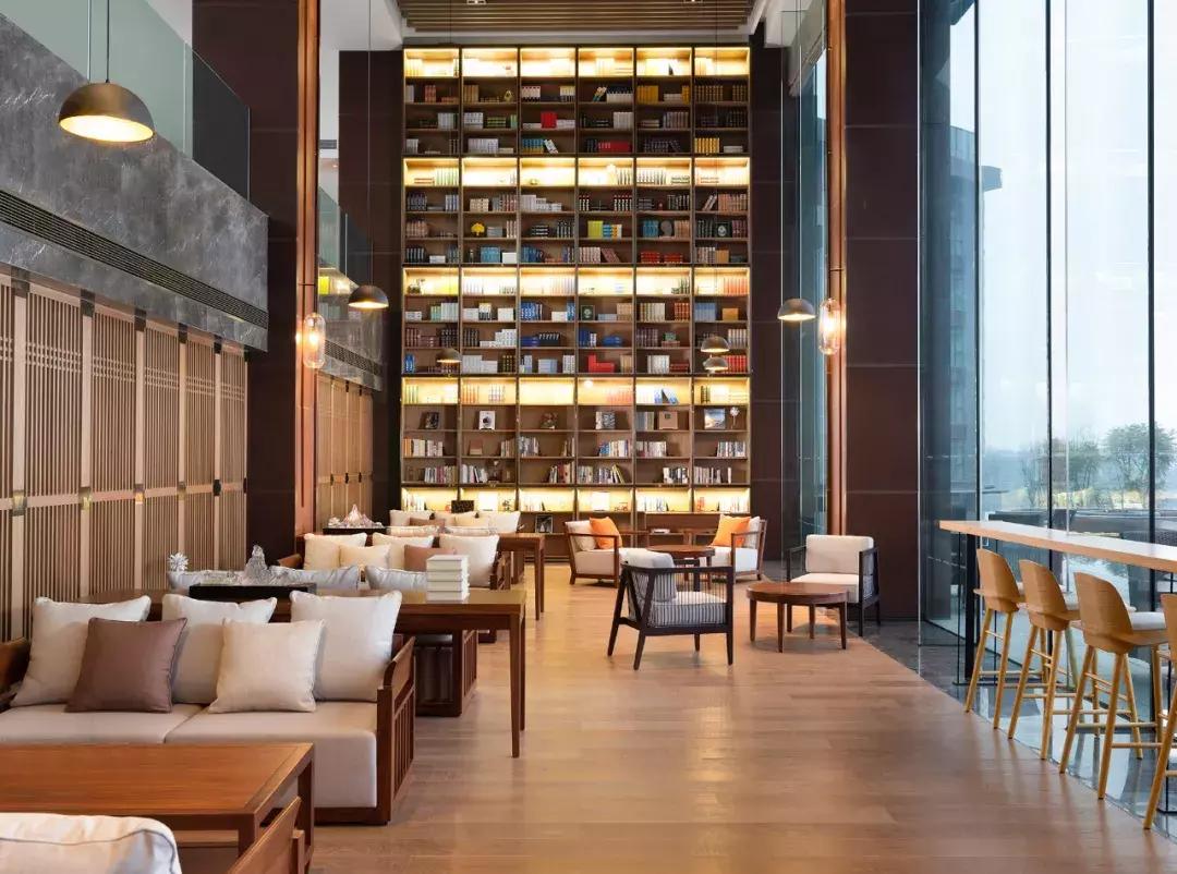 躺酒店床上看风景,躺在星级酒店房间床上看电视