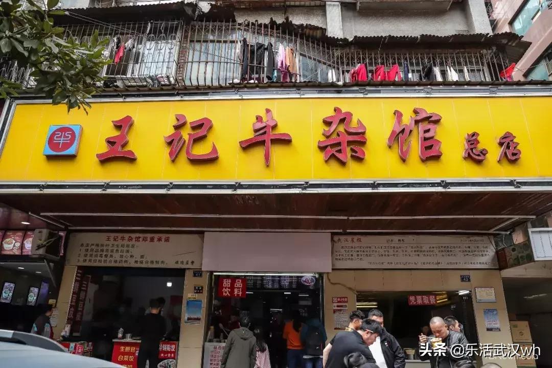 排的队比街道长！这条街什么来头？
