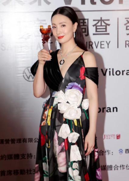 陶虹穿露肩连衣裙,被陶虹惊艳的照片