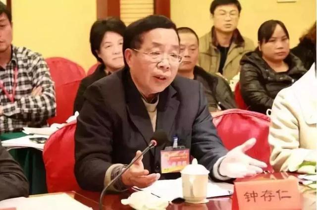 衣服变黄了怎么办最有效,衣服变黄要怎么处理才能变回原样