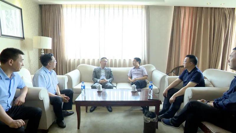 渠县县委书记王飞虎到嘉源鞋业,王飞虎达州