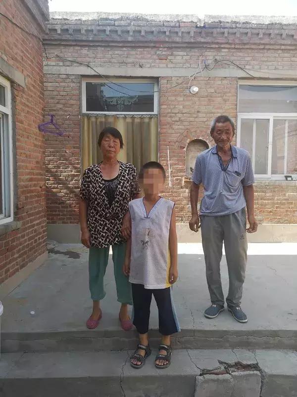 “人没了，账不能烂！”儿子离世欠下30万，老夫妻种桃替亡子还债
