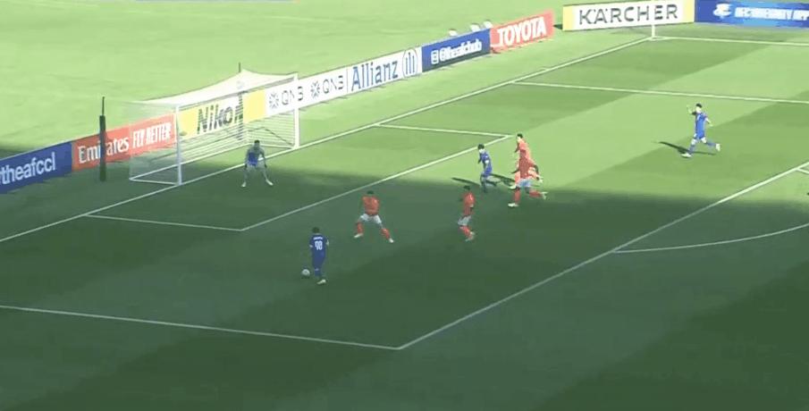 足球惊险一幕,张琳芃赛后流泪