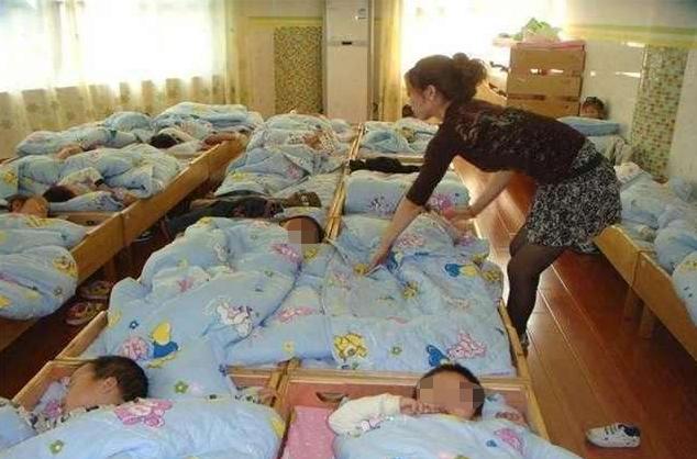幼儿园午休，3岁男孩脸红满头大汗，女老师掀开被子后很尴尬