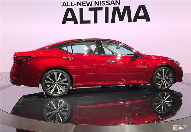 看看美国的汽车什么样,2023款凯美瑞与2023款天籁的区别