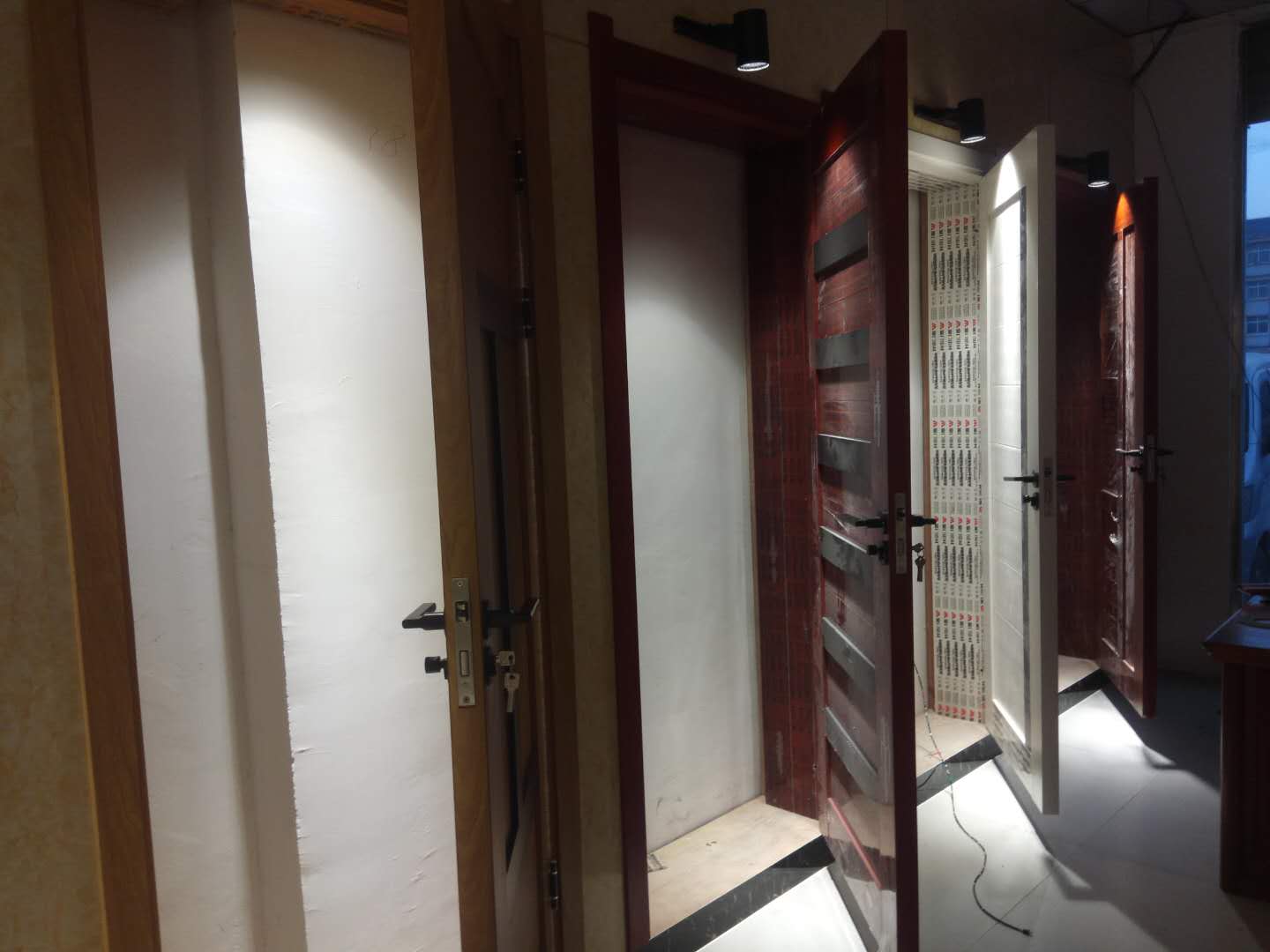 全铝门材出现在山东单县三六九国际家具城，全铝豪门家具无甲醛