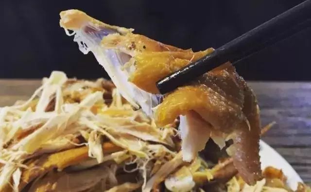 震惊！这群人竟然生吃鸡肉！